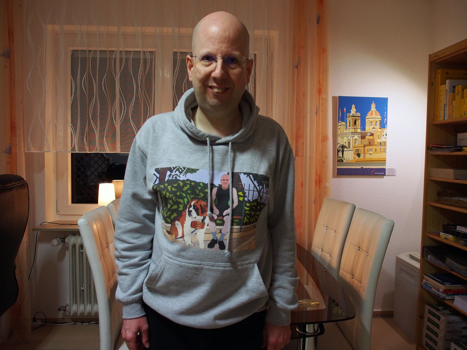 Alexander in seinem Büro im Freizeitoutfit