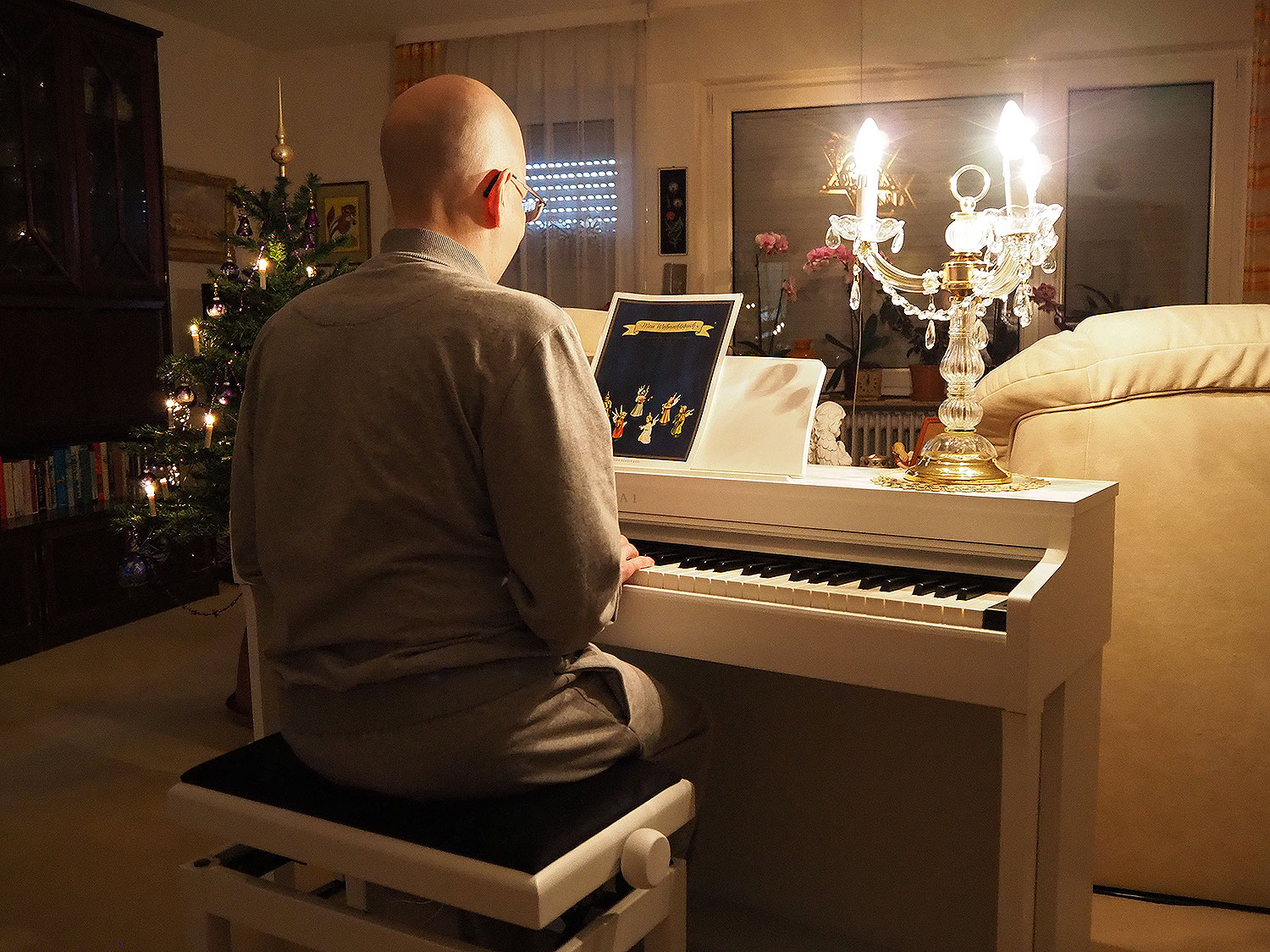 Alexander an seinem Klavier im Wohnzimmer