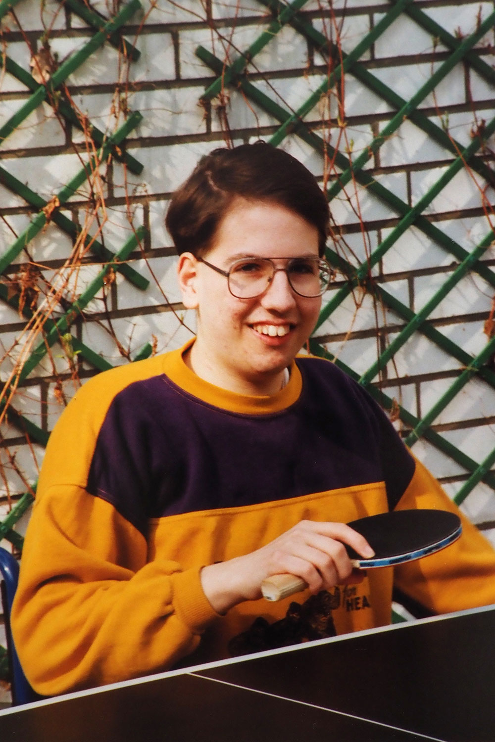 Alexander spielt Tischtennis im Rollstuhl
auf unserer Terrasse