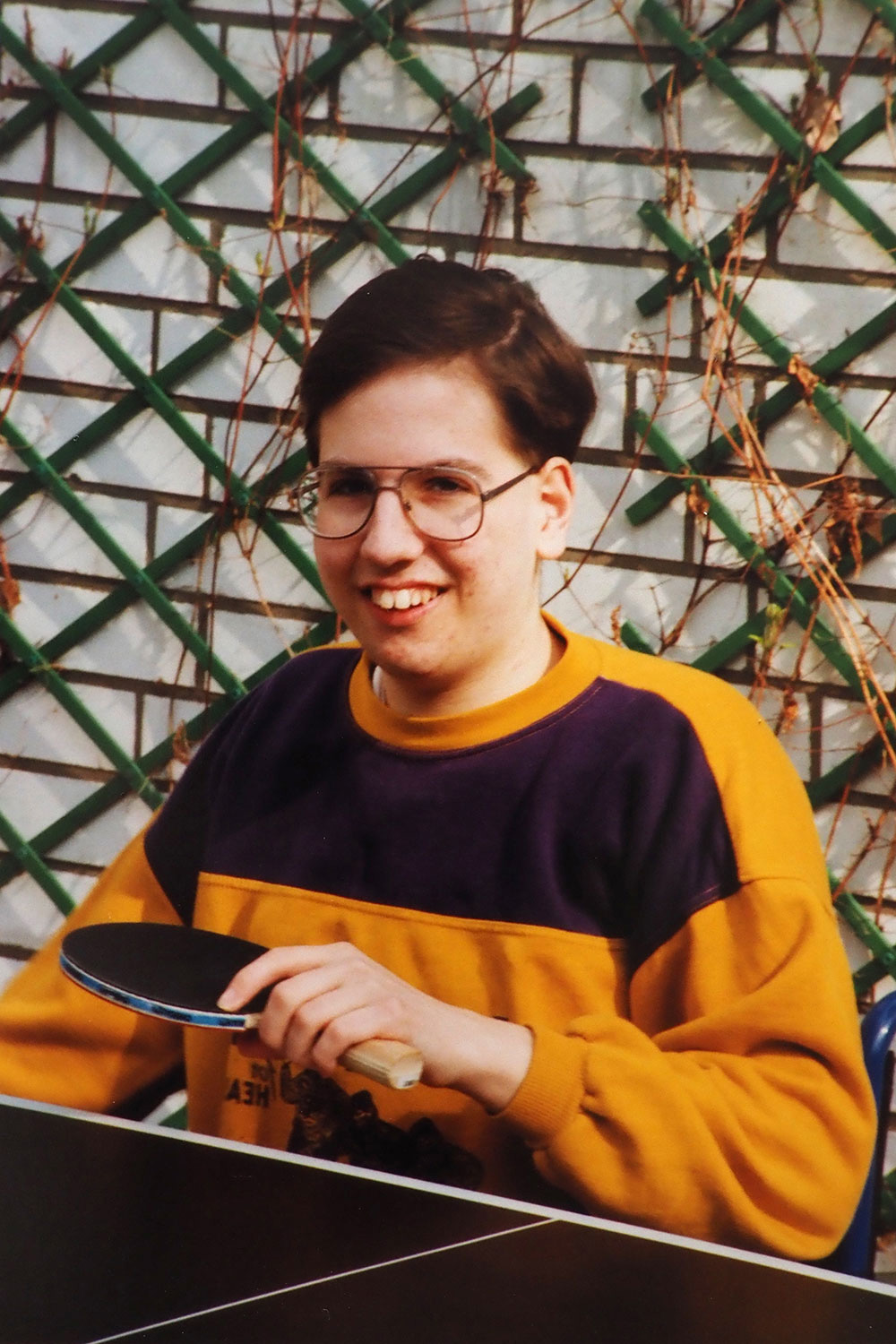 Beim Tischtennis spielen im Rollstuhl auf unserer Terrasse