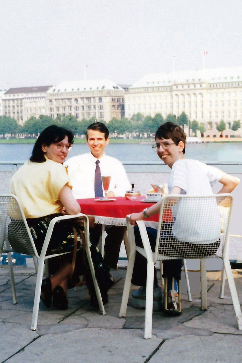 Alexander in Hamburg an der Alster mit Schiene,
um die stark deformierte Hüfte zu schonen.