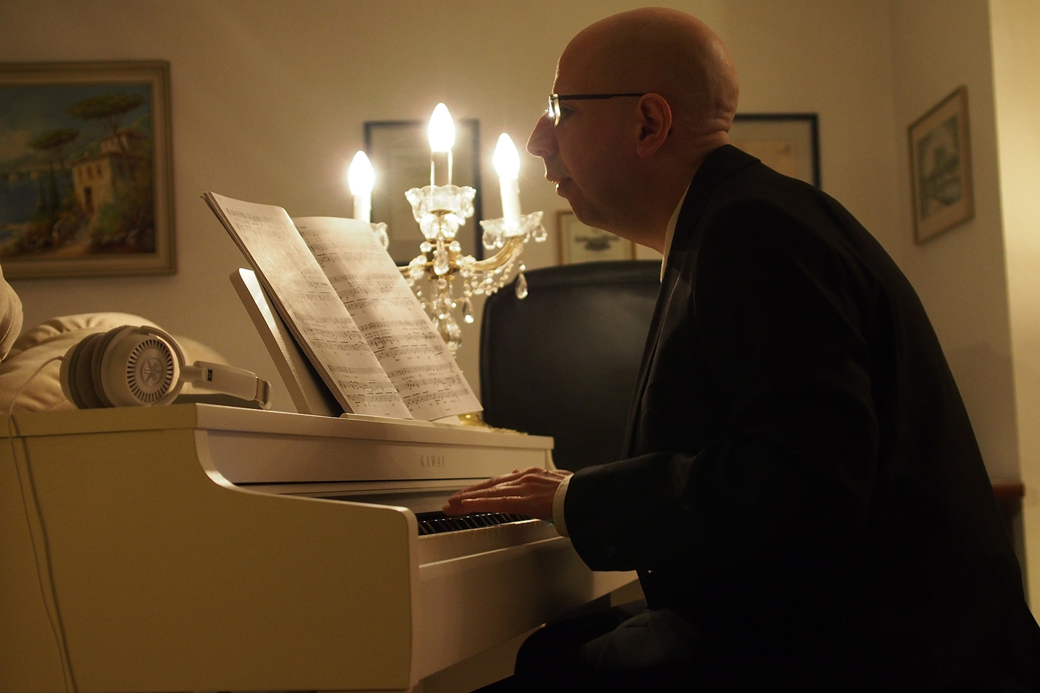 Beim abendlichen Klavierspielen
im Wohnzimmer