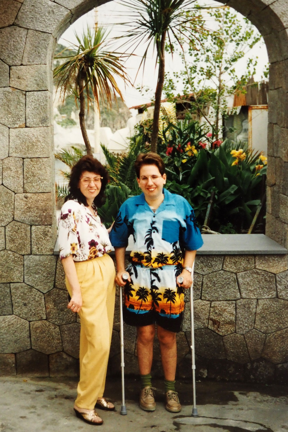 Alexander mit Krücken im Urlaub
auf der Insel Ischia