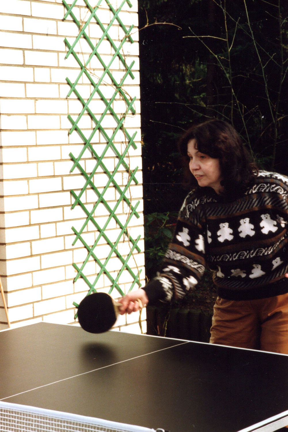 Meine Mutter beim Tischtennis-Spielen
mit mir auf der häuslichen Terrasse
(© Foto: Achim Reichert)