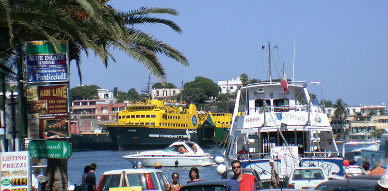 Blick zum Hafen in Ischia-Porto kurz nach der Ankunft