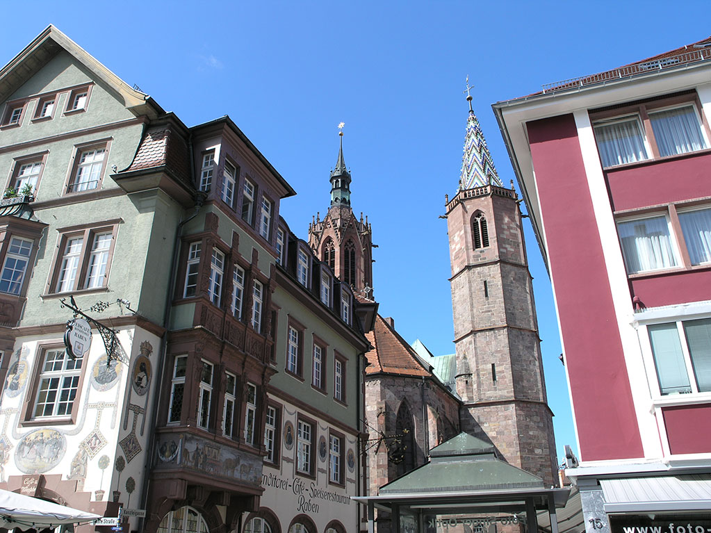 Blick auf das Cafe/ Konditorei Raben und das Villinger Münster